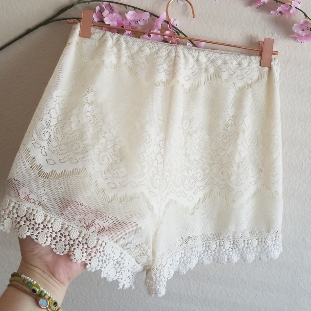 Boho Lace cream shorts size Small